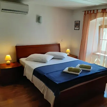 Old Town Apartment *
